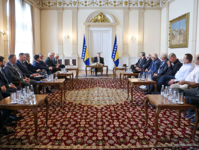 Bećirović ugostio delegaciju iz Tuzle - Čuvat ćemo istinu o odbrani Tuzle i BiH