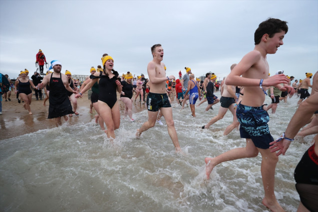 Novogodišnje kupanje u hladnom moru u Belgiji okupilo 5.000 ljudi
