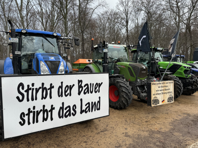 Njemački poljoprivrednici traktorima blokirali glavne ulice u Berlinu