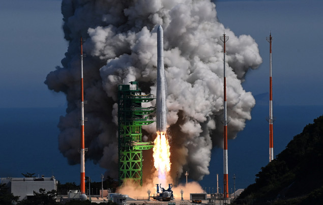 Južna Koreja lansira satelit, dok Sjeverna Koreja pokušava lansirati prvi vojni špijunski satelit