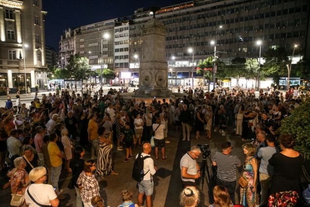 Građani Beograda paljenjem svijeća odali počast Arsenu, Matiji i Gabi Novak