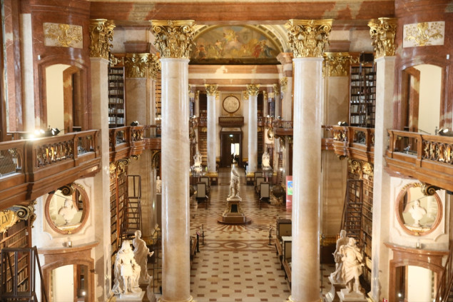 U Nacionalnoj biblioteci Austrije izloženo oko 200.000 knjiga, stoljetni rukopisi vjerskih knjiga