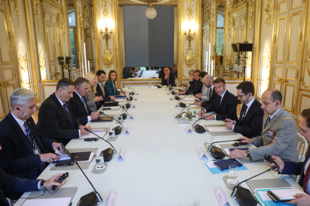 Članovi Predsjedništva BiH s Macronom, Komšić istakao simboliku susreta u Parizu