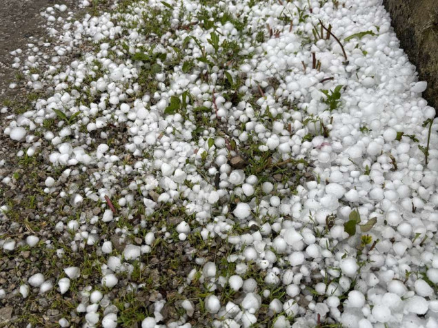 Snažan grad pogodio Bihać, ulice u kratkom roku bile prekrivene slojem leda