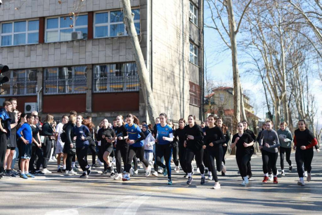 Više od 200 trkača na tradicionalnoj atletskoj utrci povodom Dana grada Bihaća