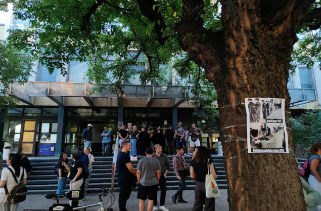 Srbija: Građani i studenti počeli blokadu zgrade novosadskog suda