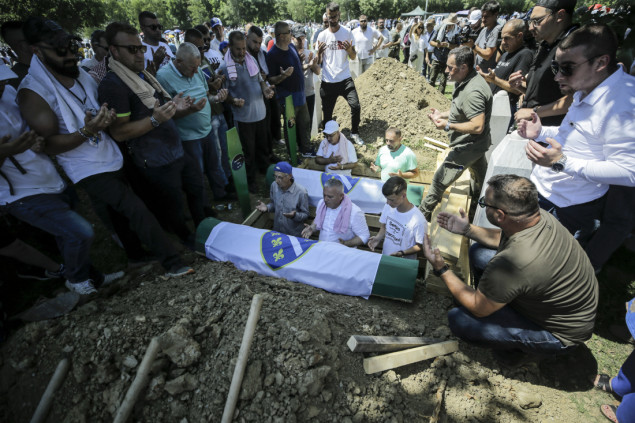 Braća Efendić ukopana pored brata Edhema