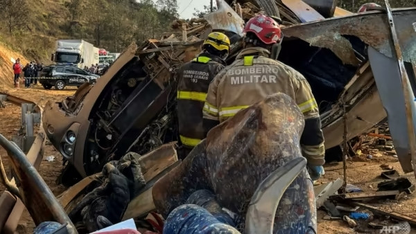 U lančanoj saobraćajnoj nesreći u Brazilu poginulo sedam osoba, 11 povrijeđenih