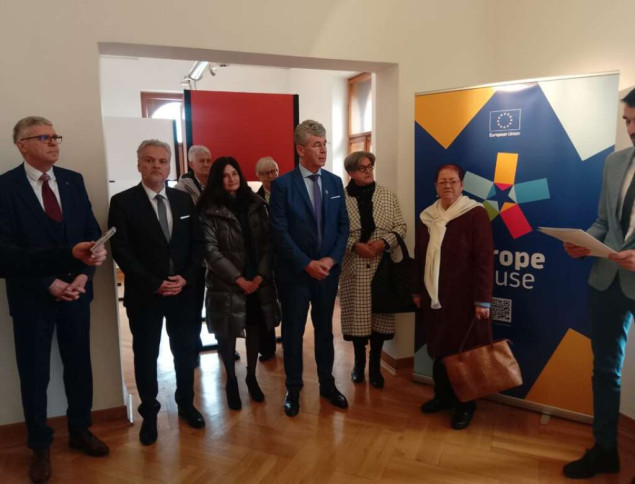 U Brčkom otvorena izložba fotografija 'Između četiri zida' o nasilju nad ženama