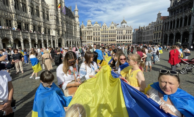 U Briselu istaknuta zastava Ukrajine duga 30 metara