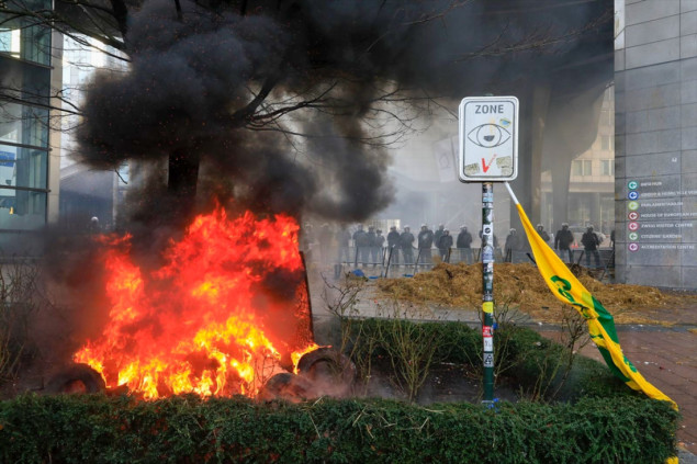 Farmeri u znak protesta ispred Evropskog parlamenta palili gume