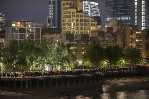 Britanci se nastavljaju opraštati od kraljice Elizabete II