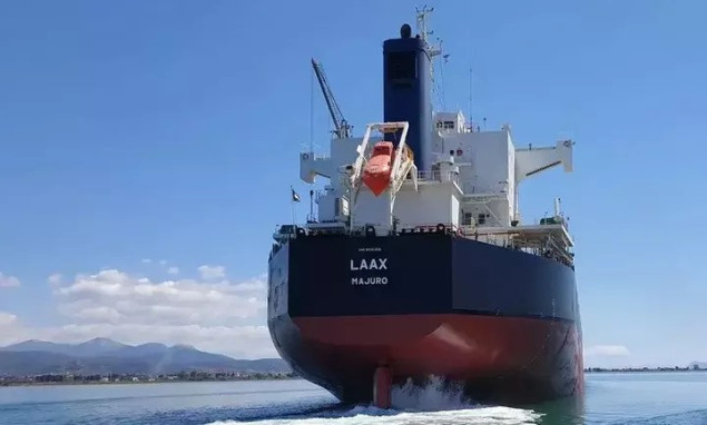 Brod napadnut raketom u Crvenom moru počeo da tone