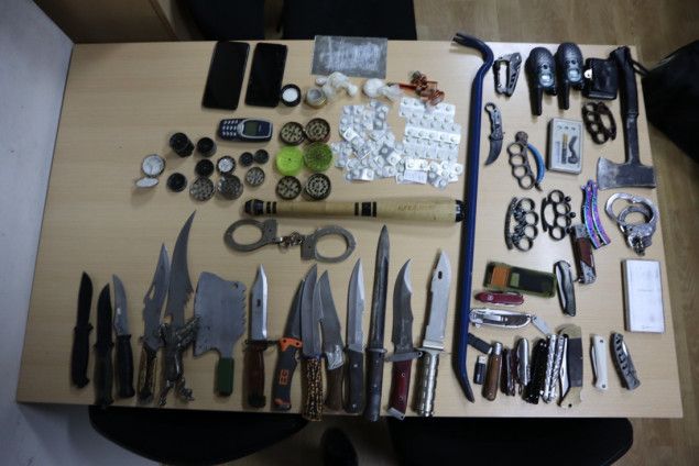 Uhapšen muškarac, pronađeno 29 noževa i droga