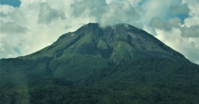 Vulkan Bulusan izbacuje pepeo i paru