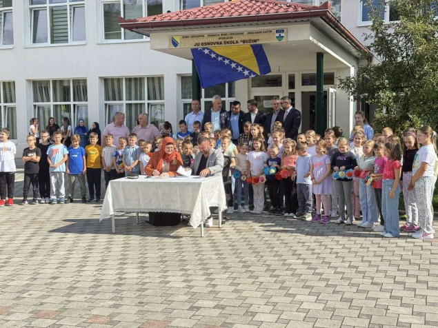 U Bužimu potpisani ugovori za izgradnju dječijeg vrtića i školske sportske sale