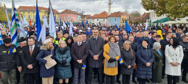 Defileom i umjetničkim programom u Tuzli obilježen Dan državnosti BiH