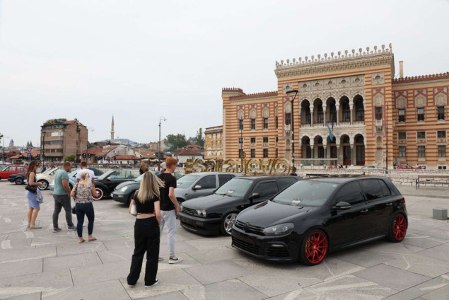 Građani i gosti Sarajeva uživaju u izložbi automobila 'Golf Fest 2023'