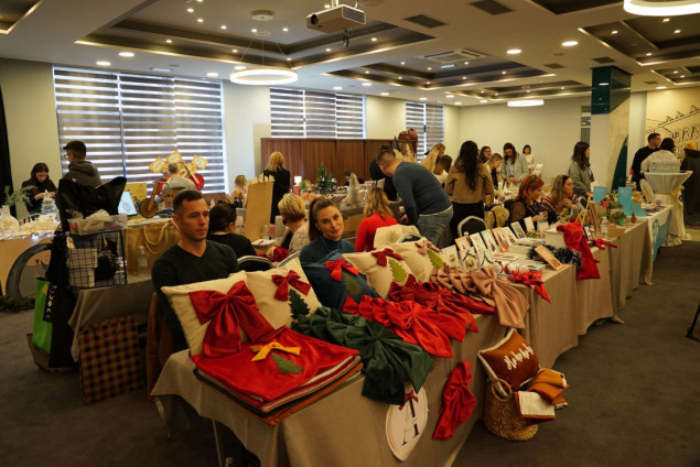Mostar: Dvadeset osam kreativaca i obrtnika izlažu na Sajmu ''RUKE. Art Bazaar''