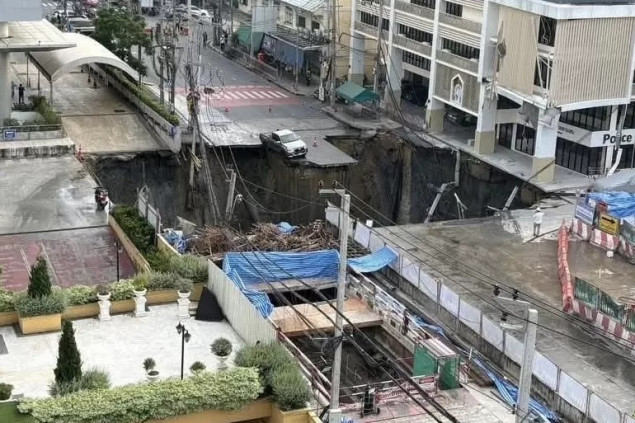 Otvorila se velika rupa na cesti u Bangkoku