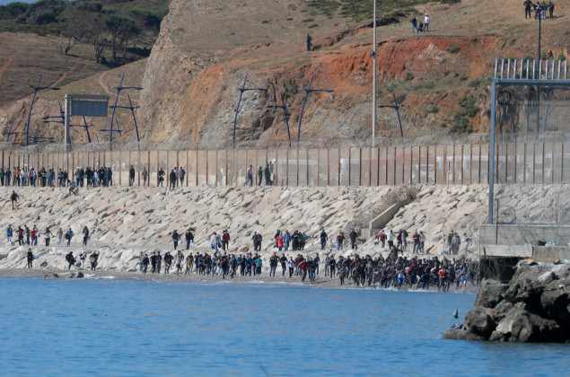 Stotine migranata iz Maroka doplivalo do španske enklave Ceute
