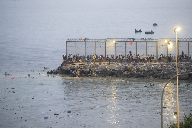 Francuska pojačava kontrole na granici sa Španijom nakon masovnog dolaska migranata u Ceutu