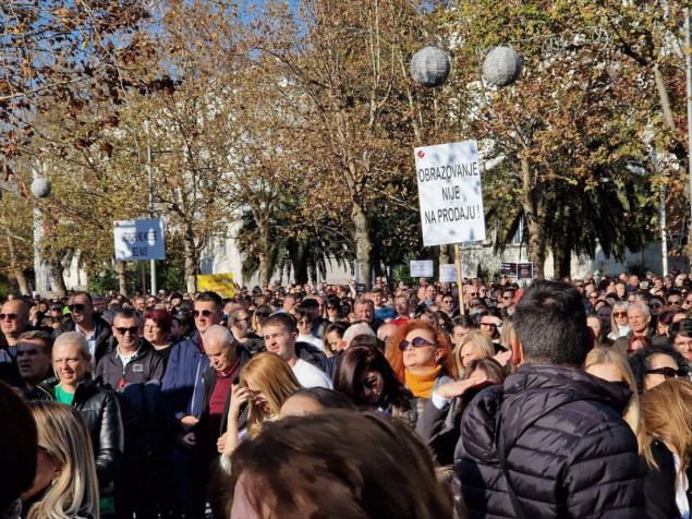 Više hiljada prosvjetnih radnika na protestu u Podgorici: Traže povećanje plata