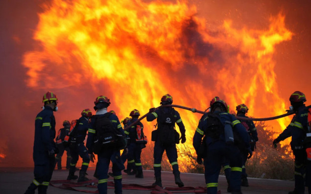 Grčki vatrogasci bore se drugi dan s požarom na egejskom otoku Chios
