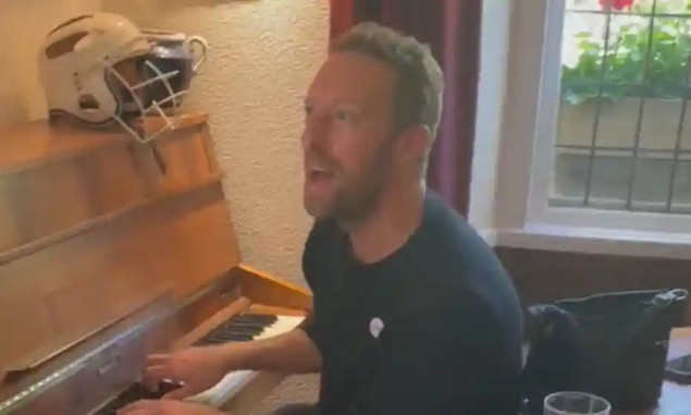 Chris Martin iz Coldplaya iznenadio par u pubu i odsvirao njihovu pjesmu