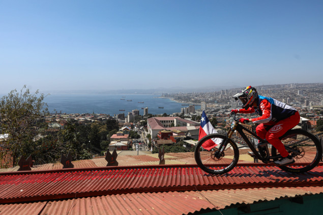 Ekstremni biciklistički spust ulicama grada Valparaiso