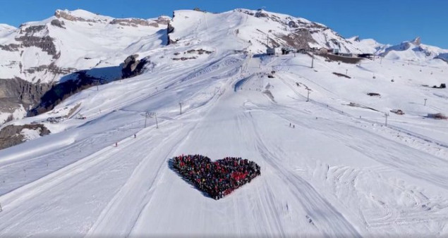 Skijaši formirali srce na padini u sjećanje na žrtve požara u Crans-Montani
