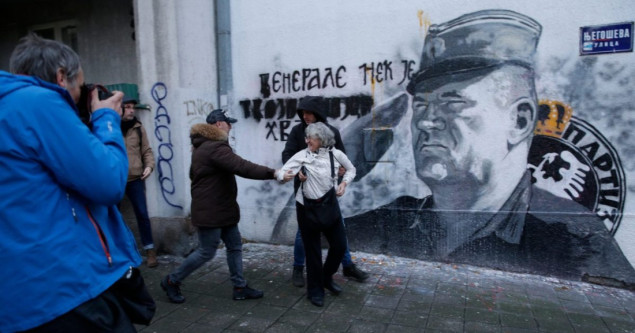 Ćorović osuđena zbog gađanja jajima murala Mladiću: Tužiću Srbiju