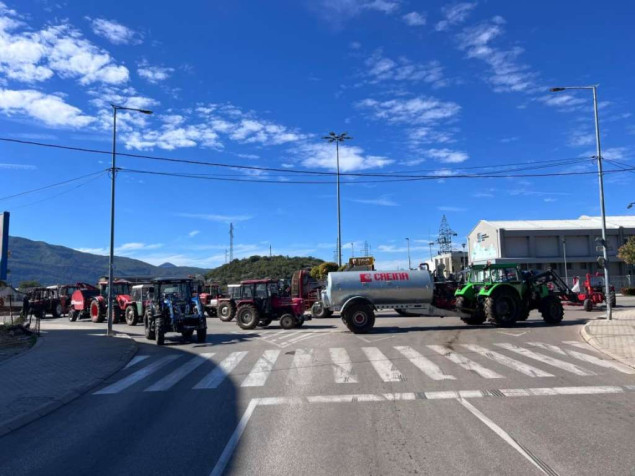 Poljoprivrednici u Crnoj Gori blokirali kružni tok traktorima zbog nezadovoljstva agrobudžetom
