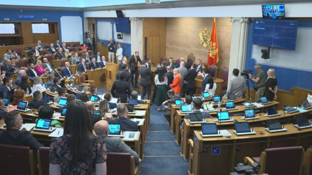 Crna Gora: Premijerski sat nije održan, DPS blokirao govornicu
