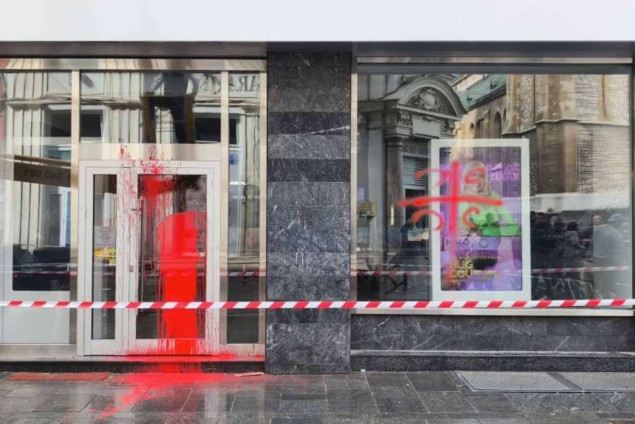 Na dvije prodavnice u sarajevskoj ulici Ferhadija bačena crvena boja i ispisano "4S"