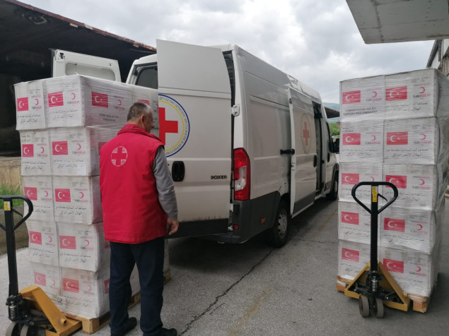 Crveni križ F BiH: Čizme, isušivači, pumpe za ispumpavanje vode, deke i konzervirana hrana na putu za USK