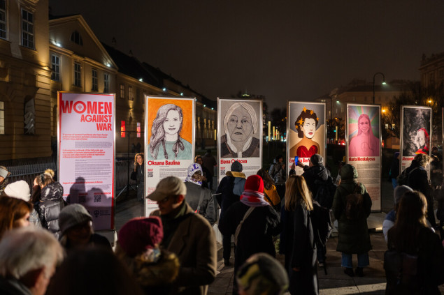 Izložba "Žene protov rata" na trgu MuseumQuartier u Beču