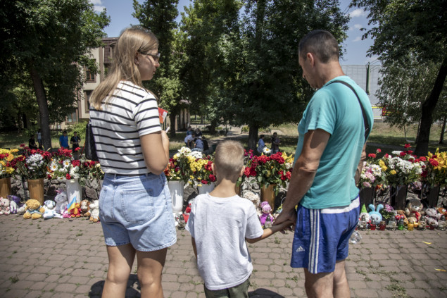 Cvijeće za žrtve ruskog napada na tržni centar u Kremenčuku
