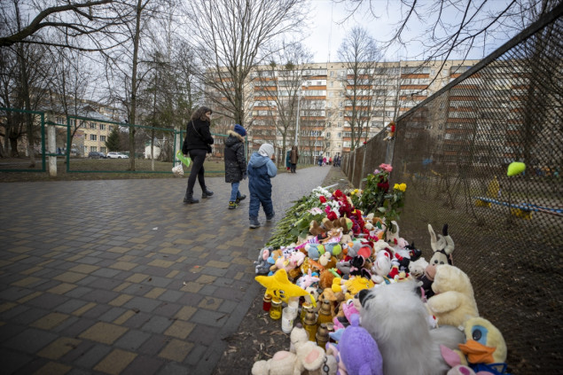 Cvijeće i igračke za poginule u helikopterskoj nesreći u Kijevu