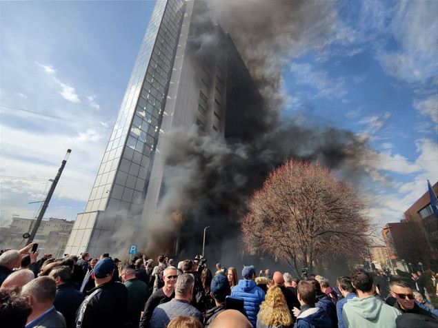Tokom protesta u Prištini protiv sporazuma u Ohridu: Crne dimne bombe bacane na zgradu Vlade Kosova