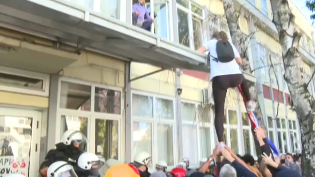 U Novom Sadu se okupljaju građani, studenti kroz prozor ulaze na fakultet