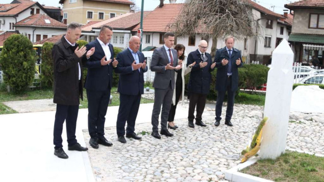 Delegacija TK položila cvijeće na šehidskom mezarju 'Kovači'