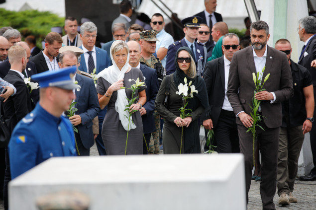 Brojne delegacije odale počast žrtvama genocida u Srebrenici