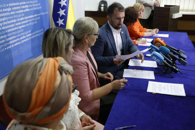 Delić potpisao ugovore sa predstavnicama sigurnih kuća, ukupne vrijednosti milion KM