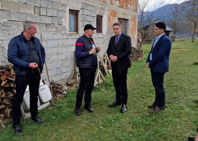 Bećirović posjetio povratnike u Omeragićima kod Višegrada, gdje su napadnuti Ajša i Fadil Memišević