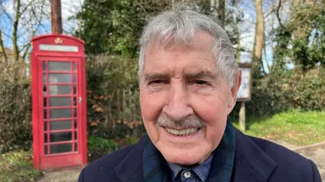 Dok moderni život briše tragove prošlosti - Čovjek koji je spasio posljednju telefonsku govornicu u svom selu