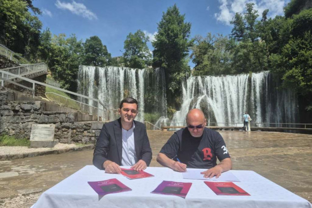 Muzički spektakl godine pod vodopadom u Jajcu - Regionalne zvijezde stižu na Desant 2026