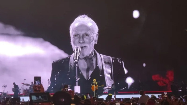 Veliki povratak Dine Merlina na Koševo: Prvi koncert počeo uz ovacije i hit "Da šutiš"