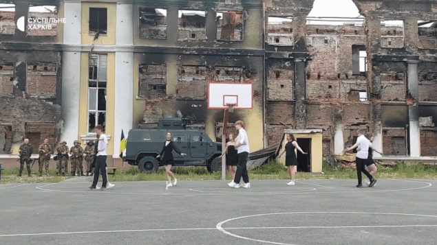 10 maturanata zaplesalo valcer na ruševinama svoje škole u Harkivu