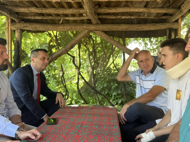 Dizdar i Duraković posjetili povrijeđenog mladića u Bratuncu